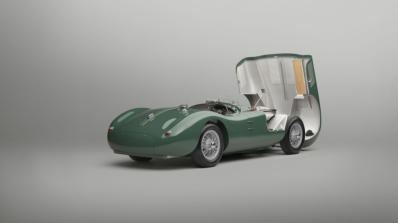 Bonnet open Jaguar C-Type