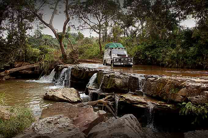 LAND ROVER STEUNT DRIVE AGAINST MALARIA