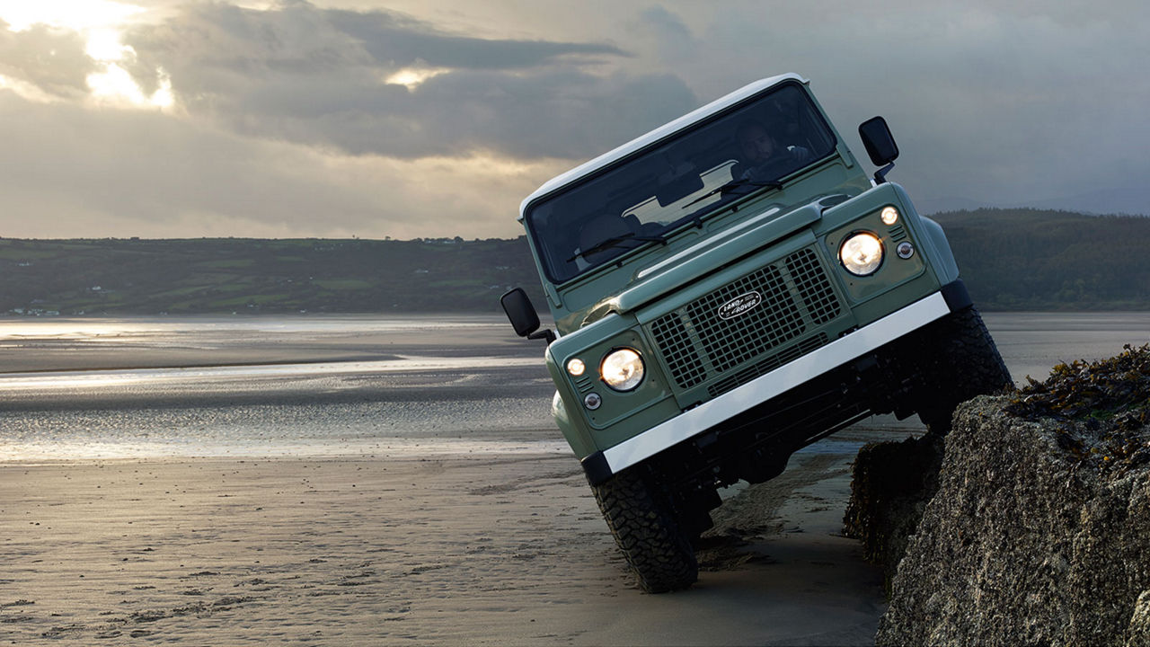 LAND ROVER DEFENDER. BORN TO BREAKTHROUGH.