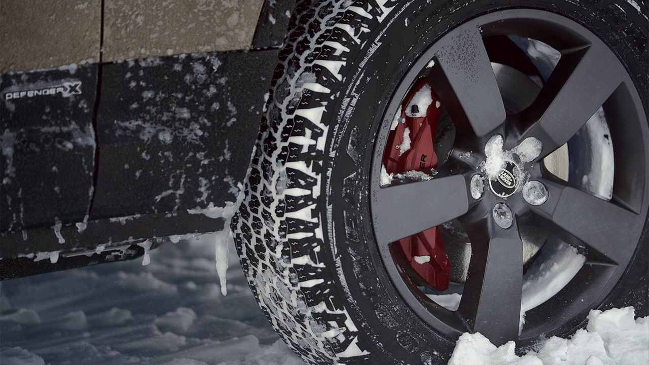 Wheel of Defender going through snow
