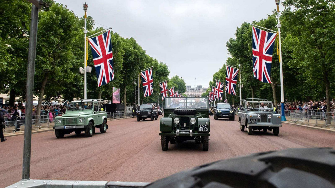Classic Range Rover vehicles in a parade
