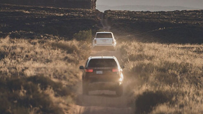 land rover discovery driving in sand road