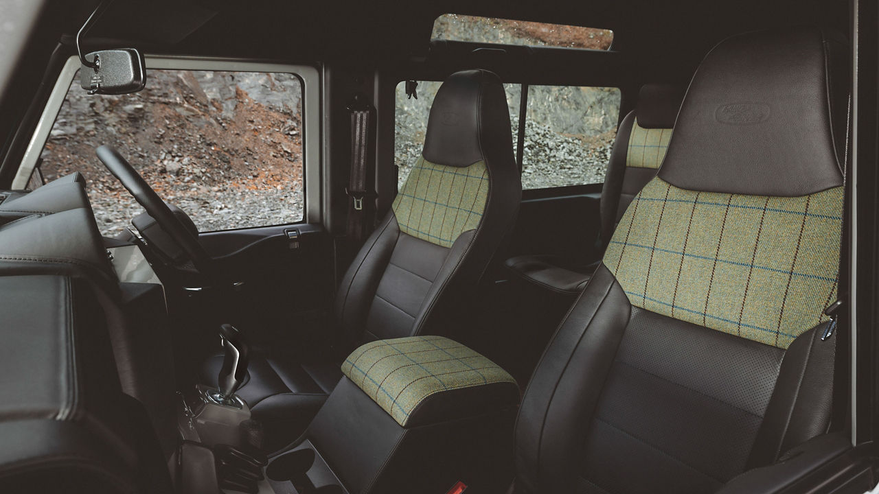 In het interieur van de Classic Defender Works V8 Islay Edition