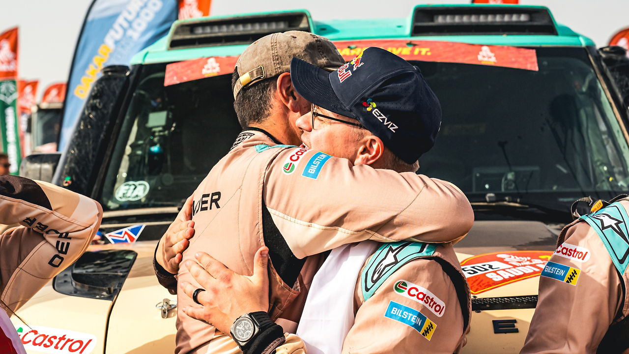 Rokas Baciuška and Oriol Vidal hug in front of the Defender D7X-R