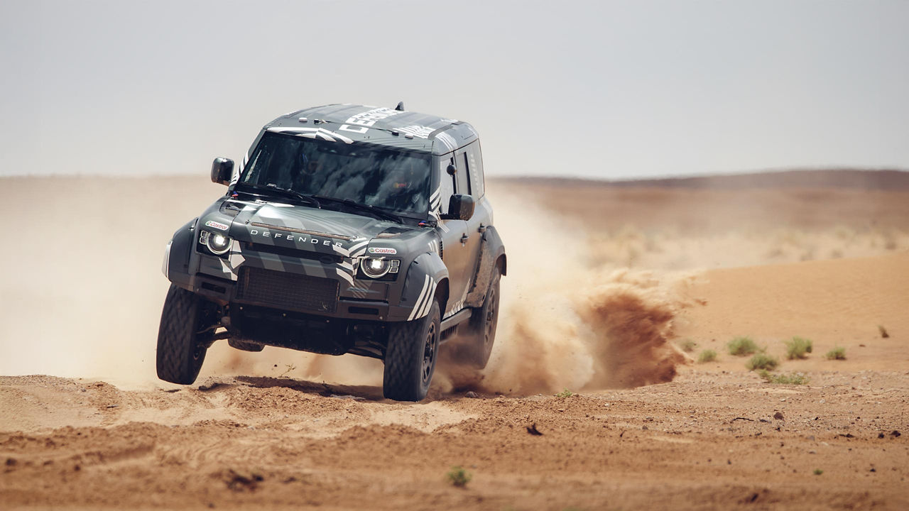Defender D7X-R na pustyni podczas testów w Maroko