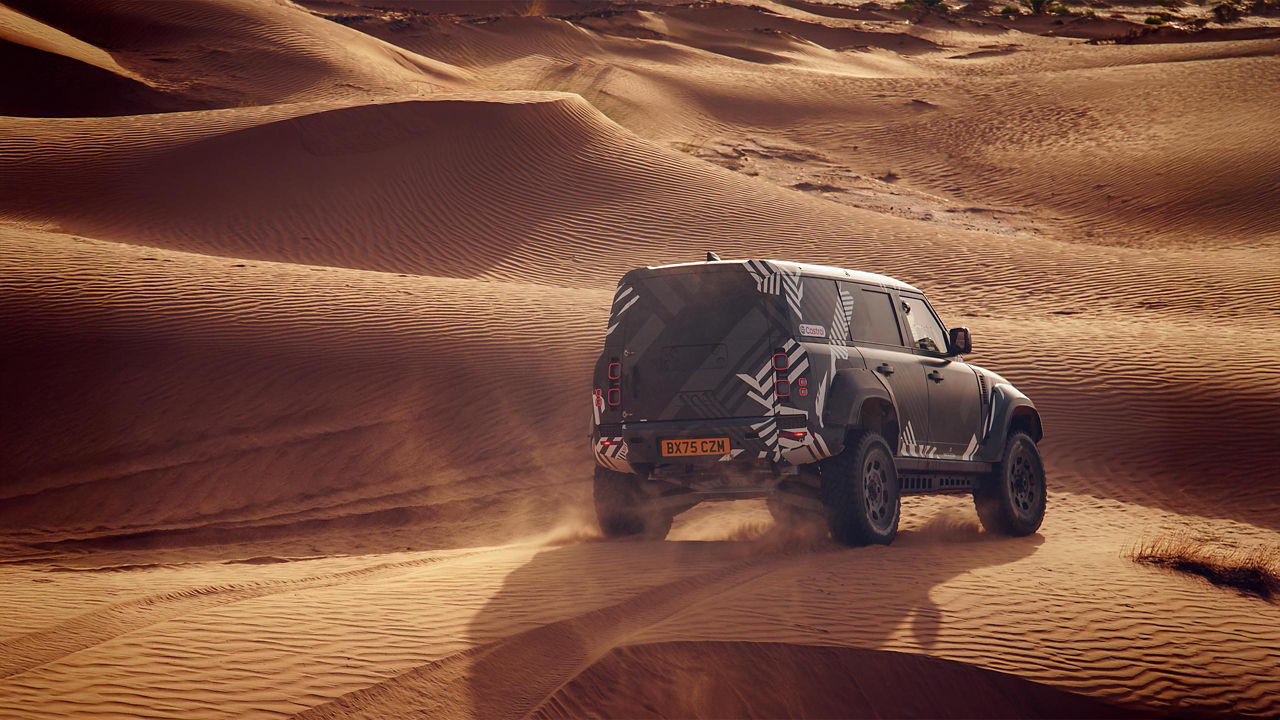 Defender D7X-R podczas testów na Saharze