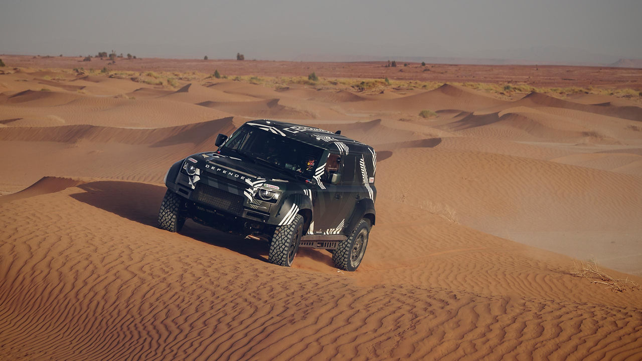 Defender D7X-R na pustyni podczas testów w Maroko