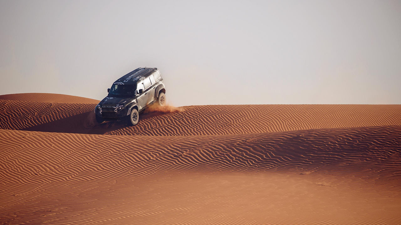 Defender D7X-R na pustyni podczas testów w Maroko