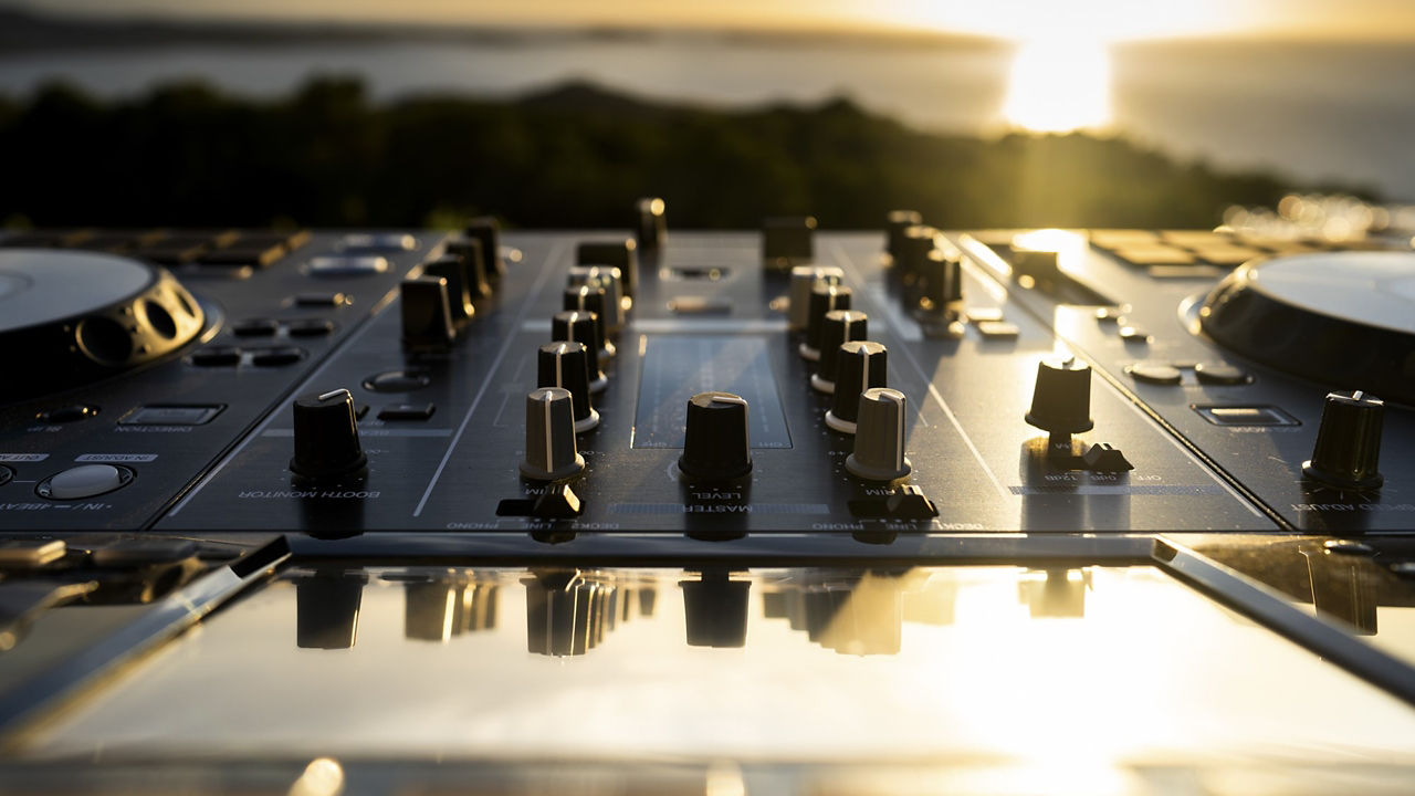 DJ mixer