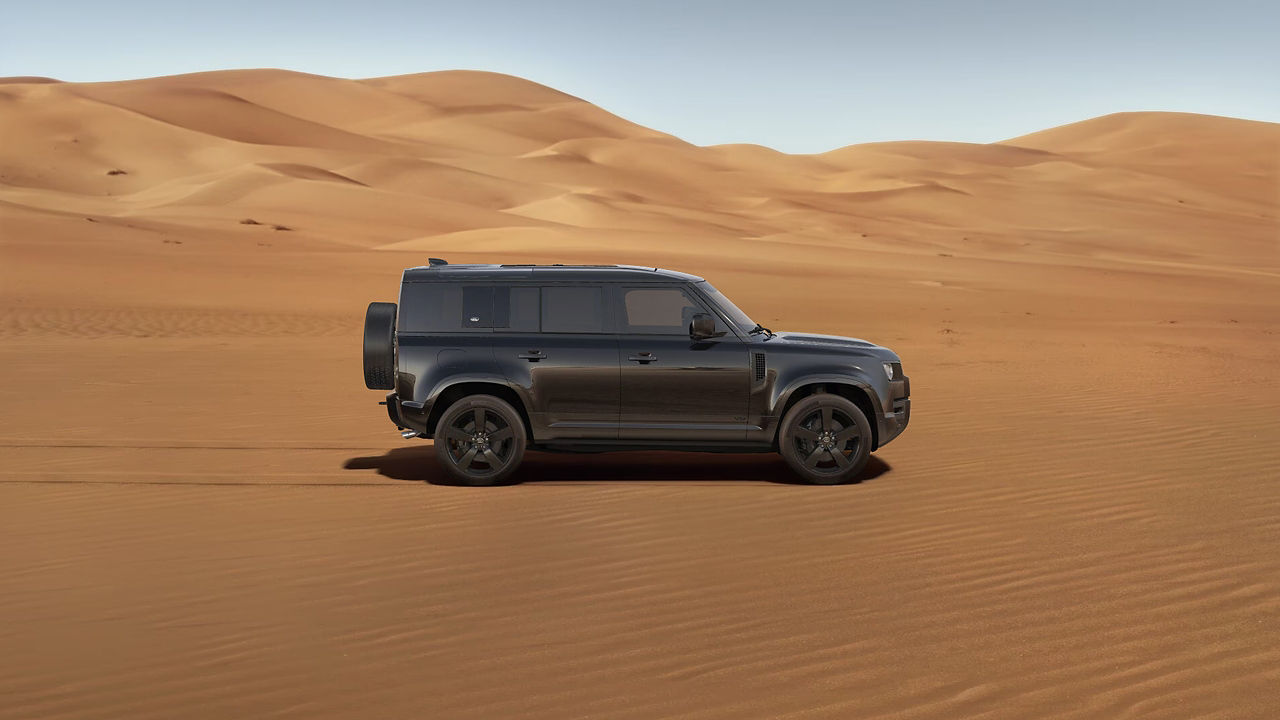 Defender 110 V8 edition standing in Desert