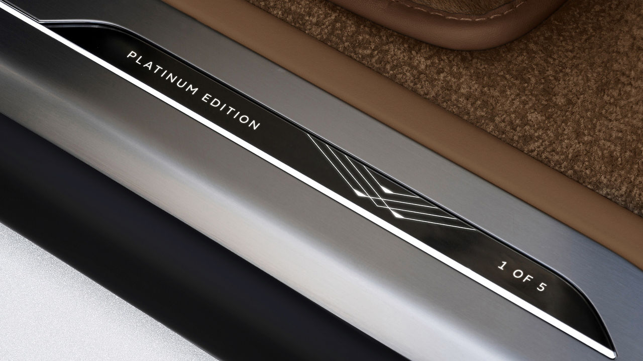 Distinctly_Range_Rover_SV_footrest_logo