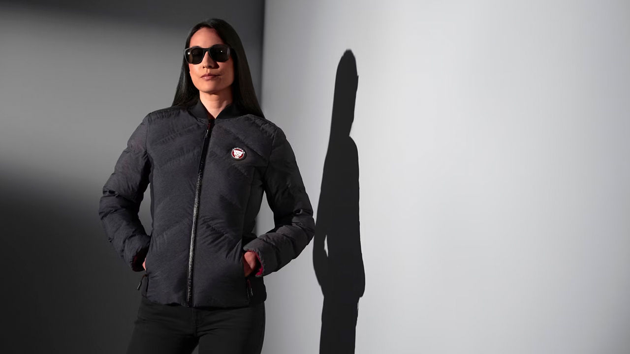 Female_model_wearing_sunglasses_and_quilted_jacket