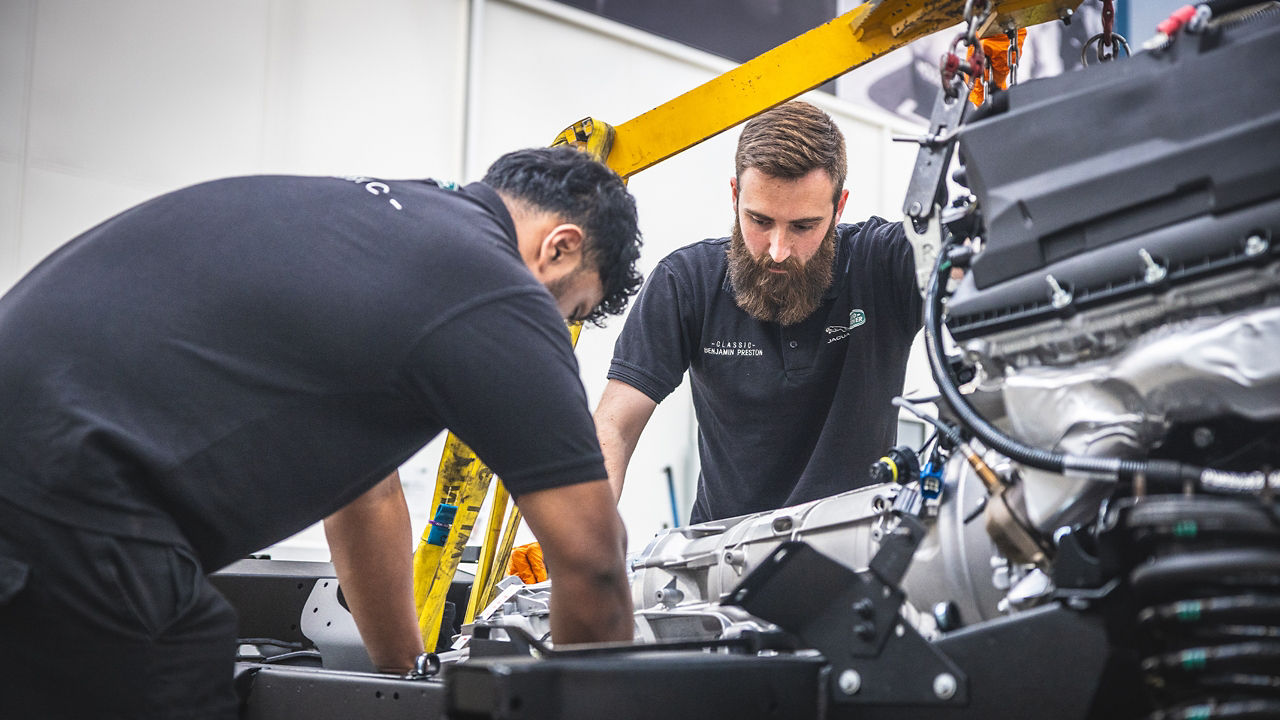 classic Defender Technician's fixing Engine