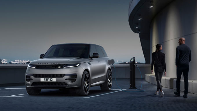 Range Rover Sport EIGER_GREY_SATIN on charging station
