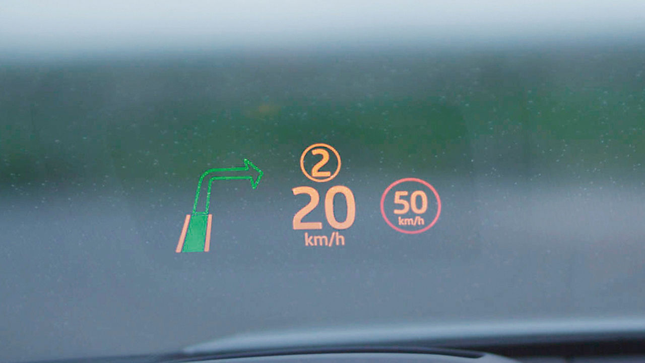 Close View of  Speed Direction of Land Rover Discovery