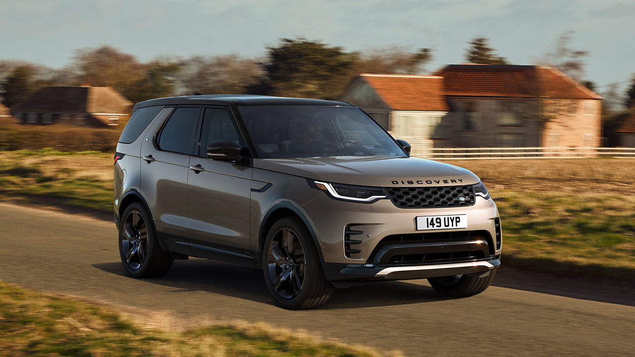 Discovery Sports driving onto the city road