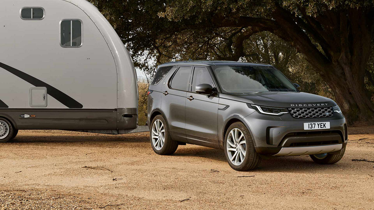 Range Rover Discovery pulling a trailer