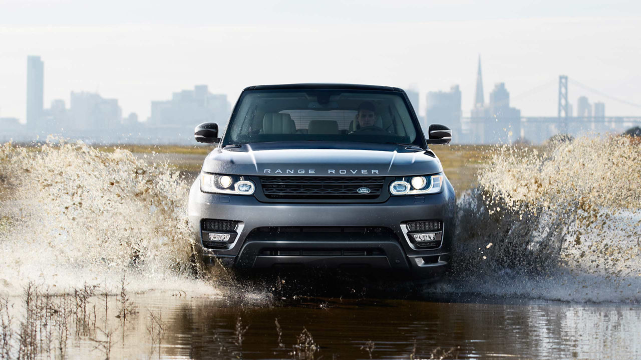 Range Rover dirve crosses the mud obstacle on the off-road