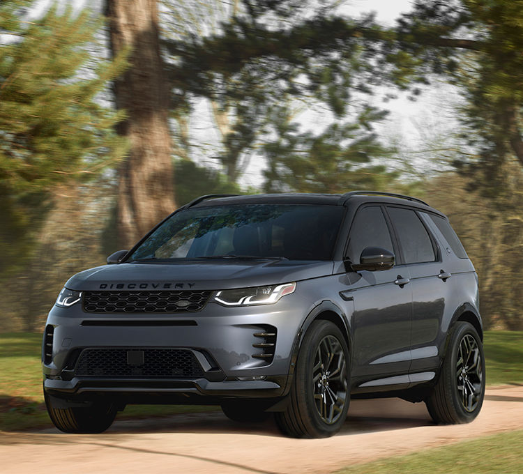 Discovery parked in middel of grass road