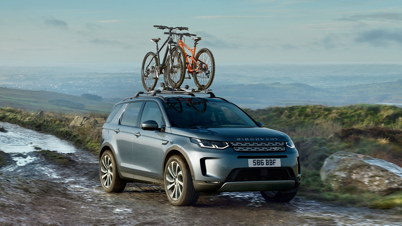 Discovery Sport with roof mounted rack holding 2 cycles