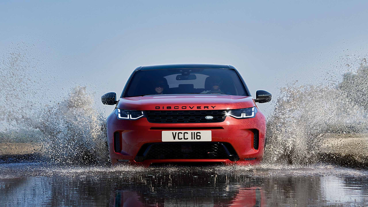 Discovery Sport Off-Roading driving through deep water 
