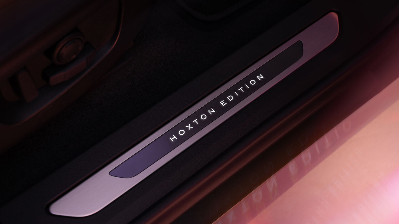 Illuminated door sill plate