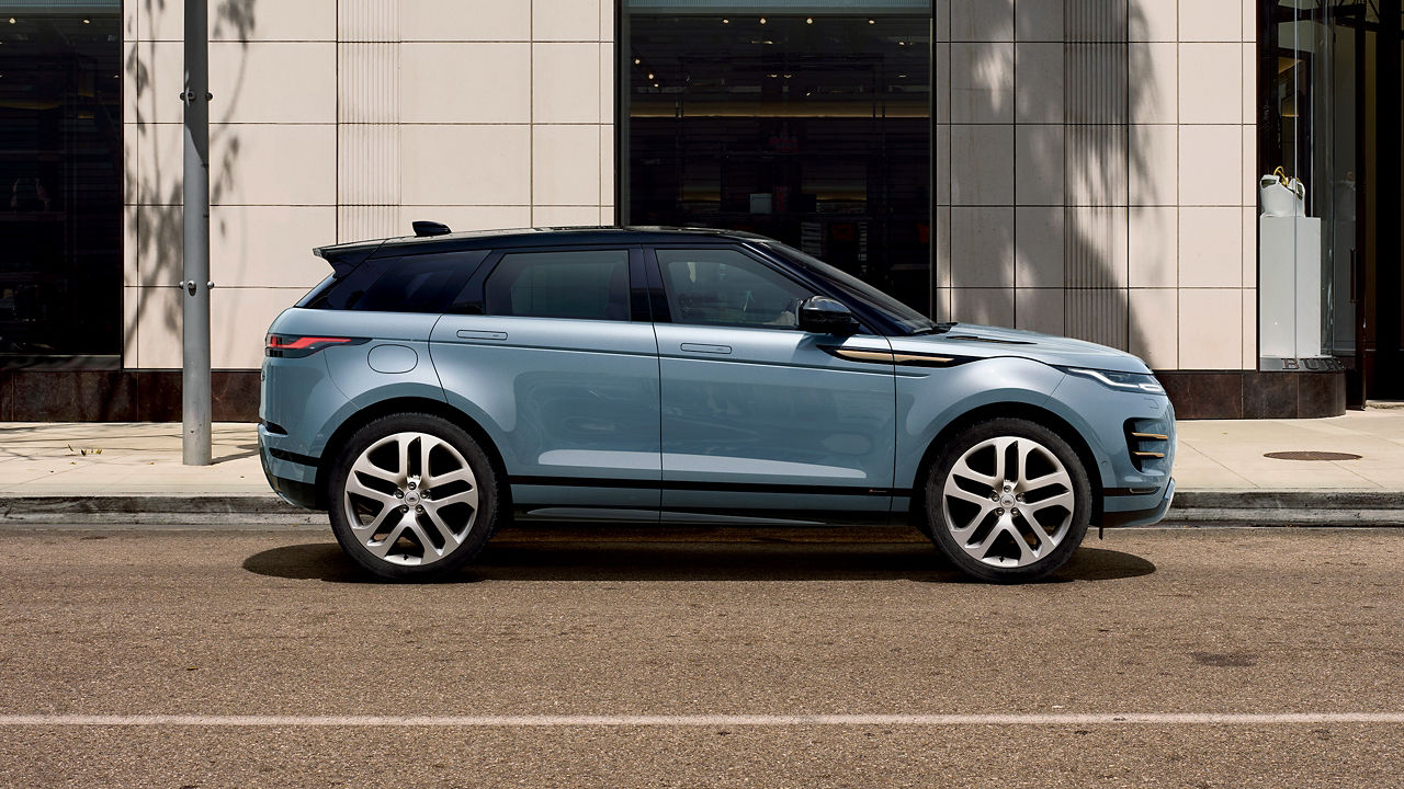 Range Rover Evoque  park outside of the building