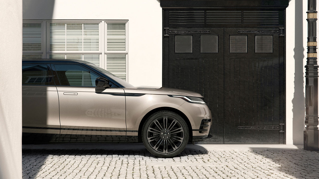 Range Rover Velar paarked onehite tile road