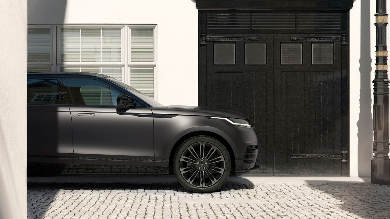 Range Rover Velar paarked onehite tile road