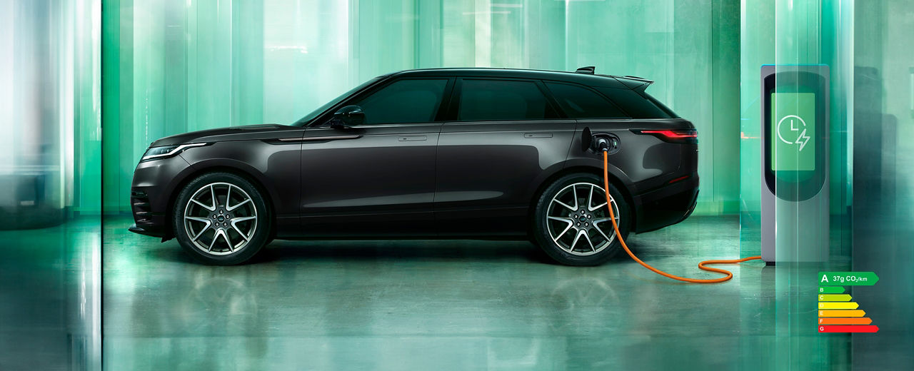 Side view of Range Rover Velar in Santorini Black with energy efficiency label A (37g CO2/km).