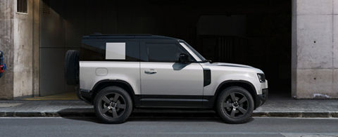Defender 90 driving in the city
