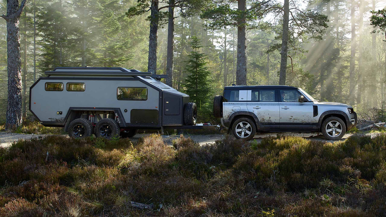 Range Rover Defender pulling a trailer