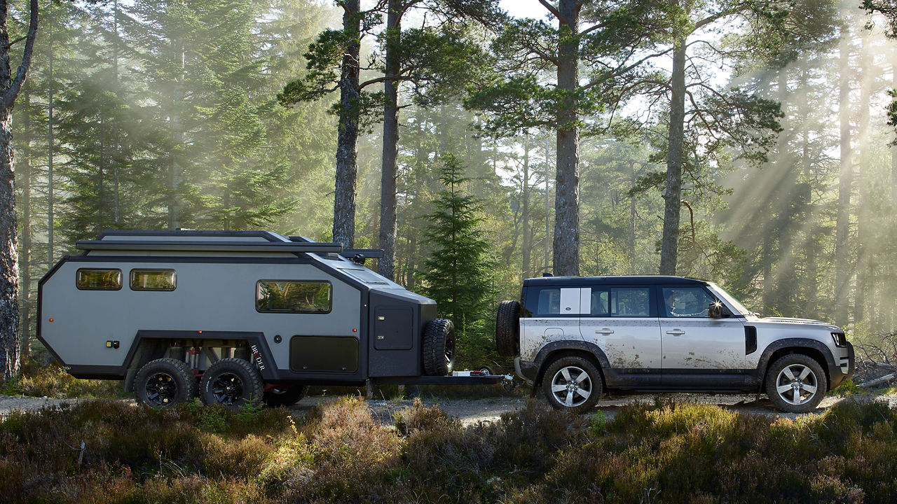 Defender 110 towing trailer