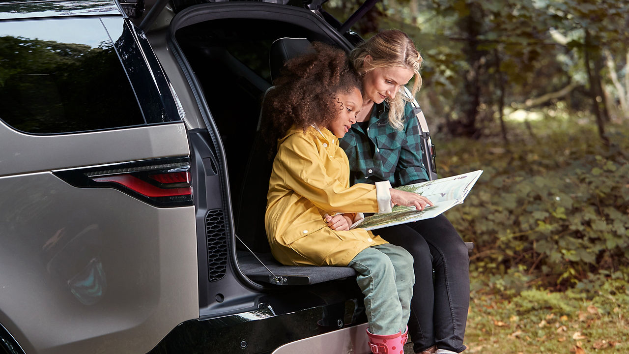 NEW LAND ROVER DISCOVERY R-DYNAMIC - INTERIOR