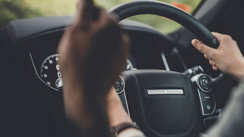 Range Rover Steering has a close-up view in both hands