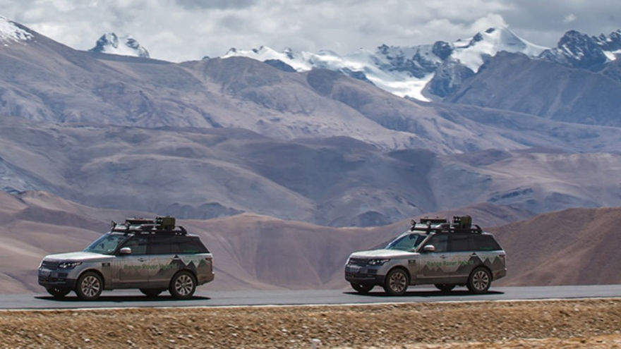 Range Rover Diesel Hybrids driving along Silk Trail