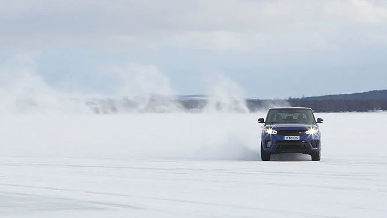 Land Rover in Snow