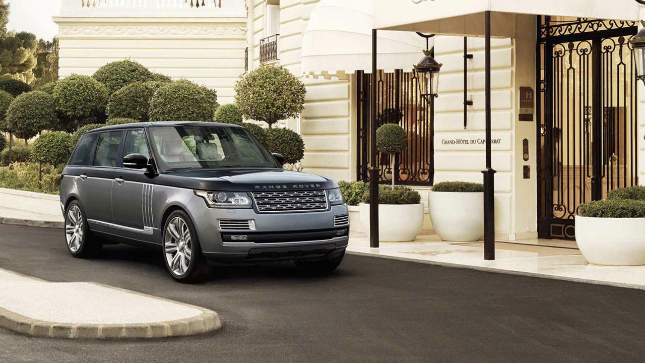 Range Rover Parked Outside Hotel. 