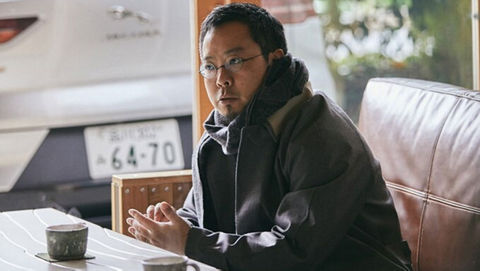 Man sitting in table with tea cups