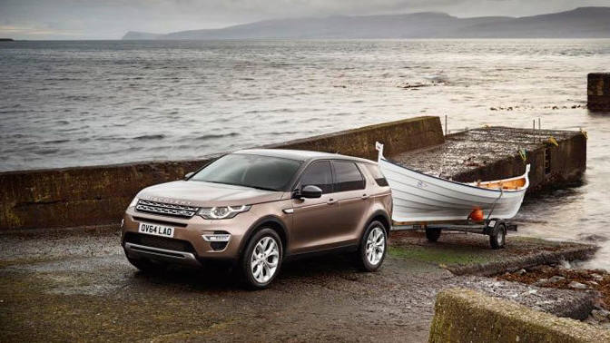 Land Rover Discovery with boat trailer attached