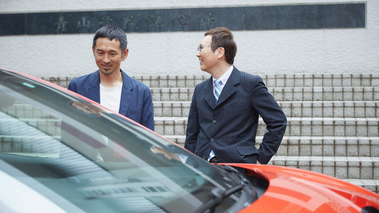 Mr Fukuoka and Mr Tamesue in front of a Jaguar I-Pace