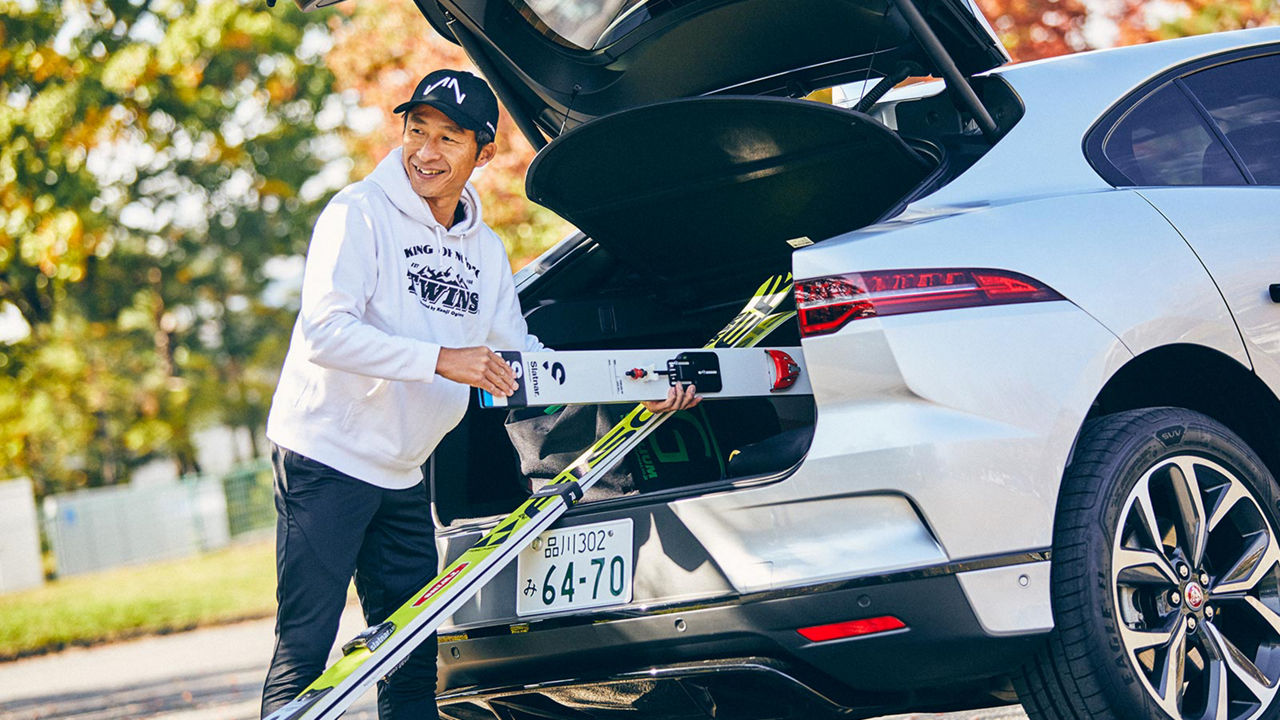 Kenji putting skis in his I-Pace boot