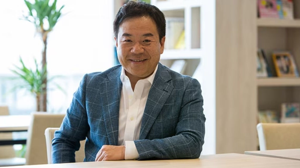 man smiling in table for photograph