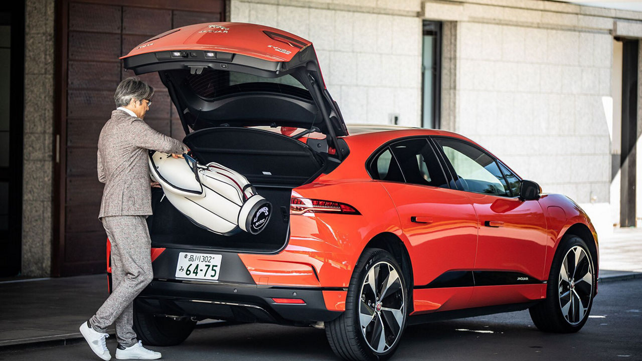 Tatsuya Kushima is loading a Jaguar I-Pace vehicle