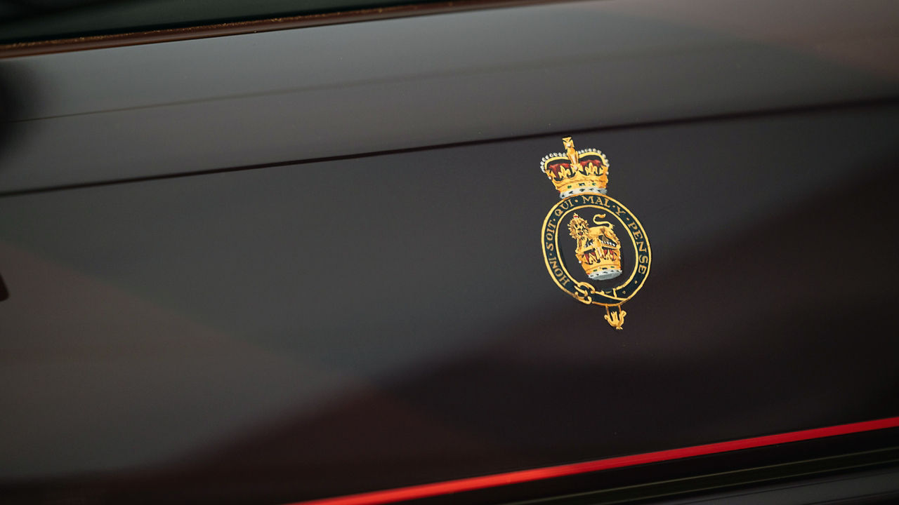 Queen car logo