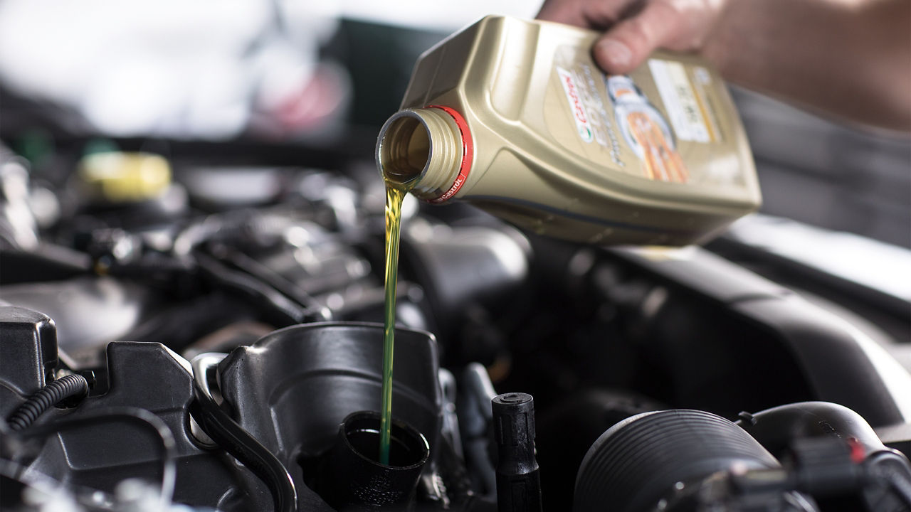 Filling engine oil