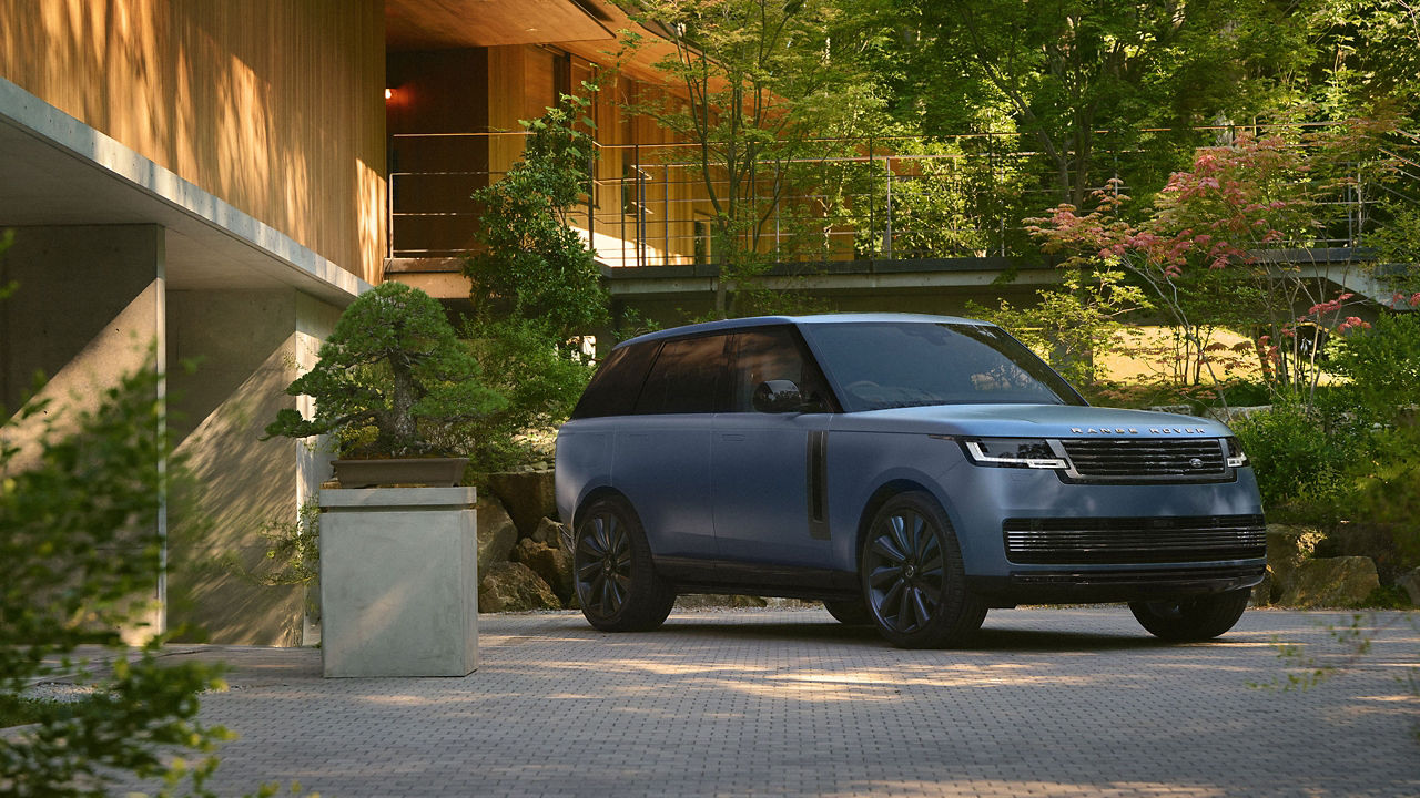 RANGE_ROVER_SV_FRONT_Parked_on_Pavers