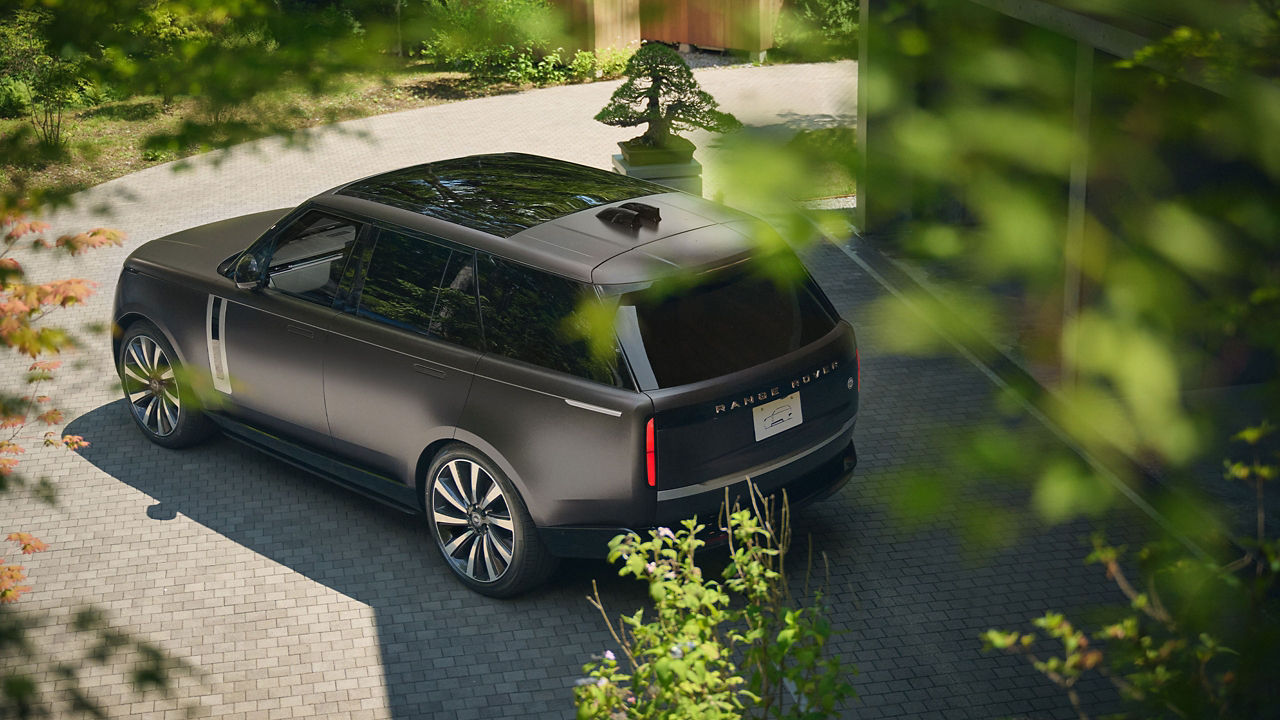 RANGE_ROVER_SV_REAR_Parked_Below_Tree