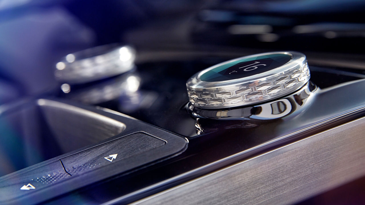 Jaguar I-PACE Close view of multimedia controller knob