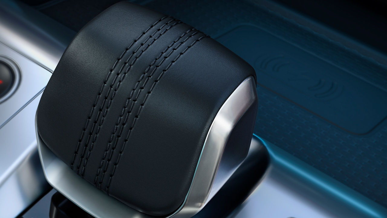 JAGUAR F-PACE GEAR-SHIFT DETAILS
